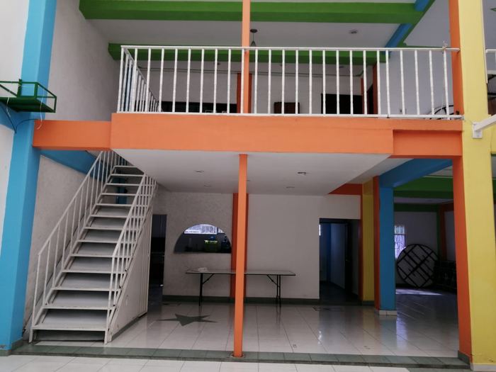 Vista de dos niveles del salón Star Fest con escalera y balcón