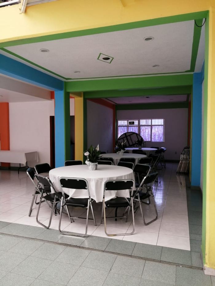 Salón amplio de Star Fest con mesas redondas montadas para evento