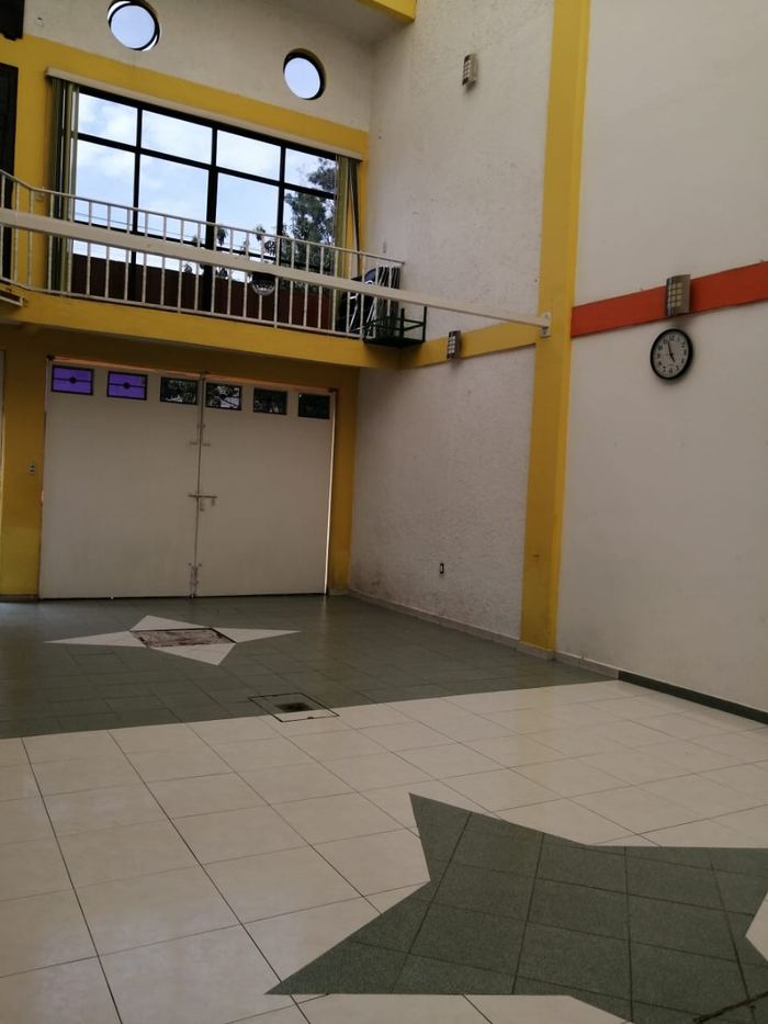 Área de doble altura de Star Fest con piso decorado en forma de estrella
