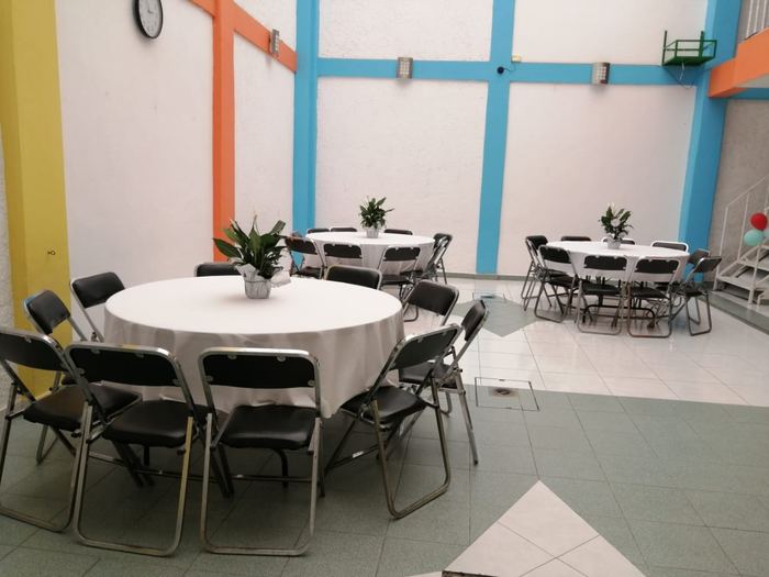 Mesas montadas con decoración de globos para baby shower en Star Fest